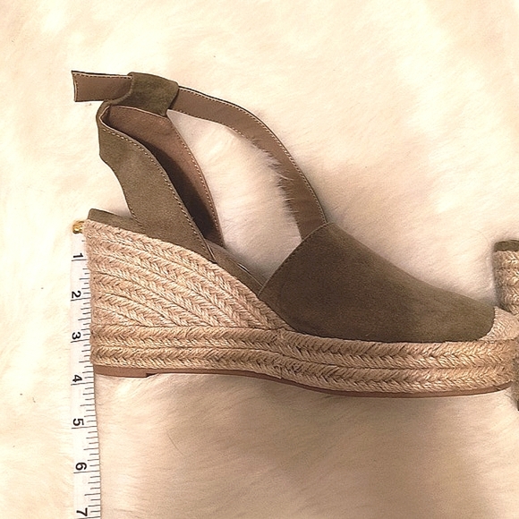 Size 39 H&M women sandals shoes. Color green/kaki. Great condition. - Picture 6 of 6